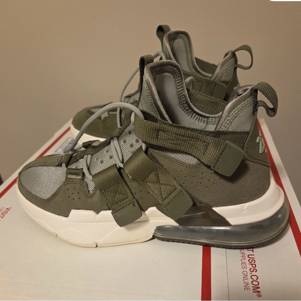 Nike Air Edge 270 Men's Sneakers in Light Gray and Olive - Picture 4 of 9